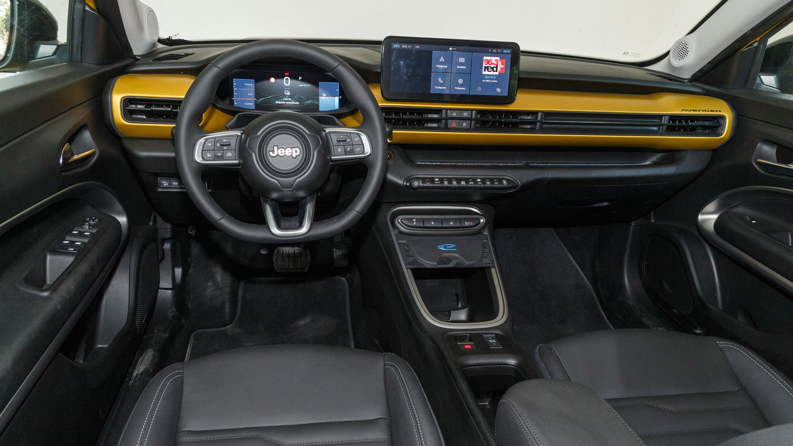 Ποιοτικά τα basic πλαστικά είναι επαρκώς φινιρισμένα, με την προαιρετική φάσα στο ταμπλό να είναι από τις εξατομικεύσεις που βελτιώνει την αίσθηση ποι