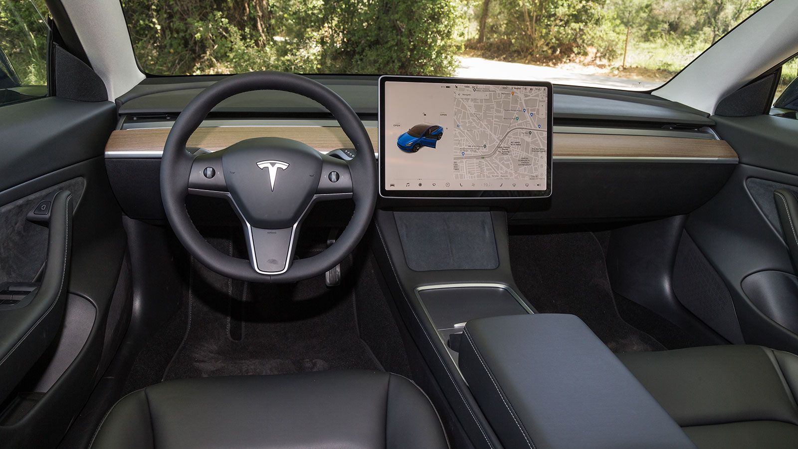 Μίνιμαλ φιλοσοφία ακολουθεί το Model 3, στην καμπίνα του οποίου απουσιάζουν φυσικοί διακόπτες πλην των παραθύρων και κουμπιών για το άνοιγμα της πόρτα