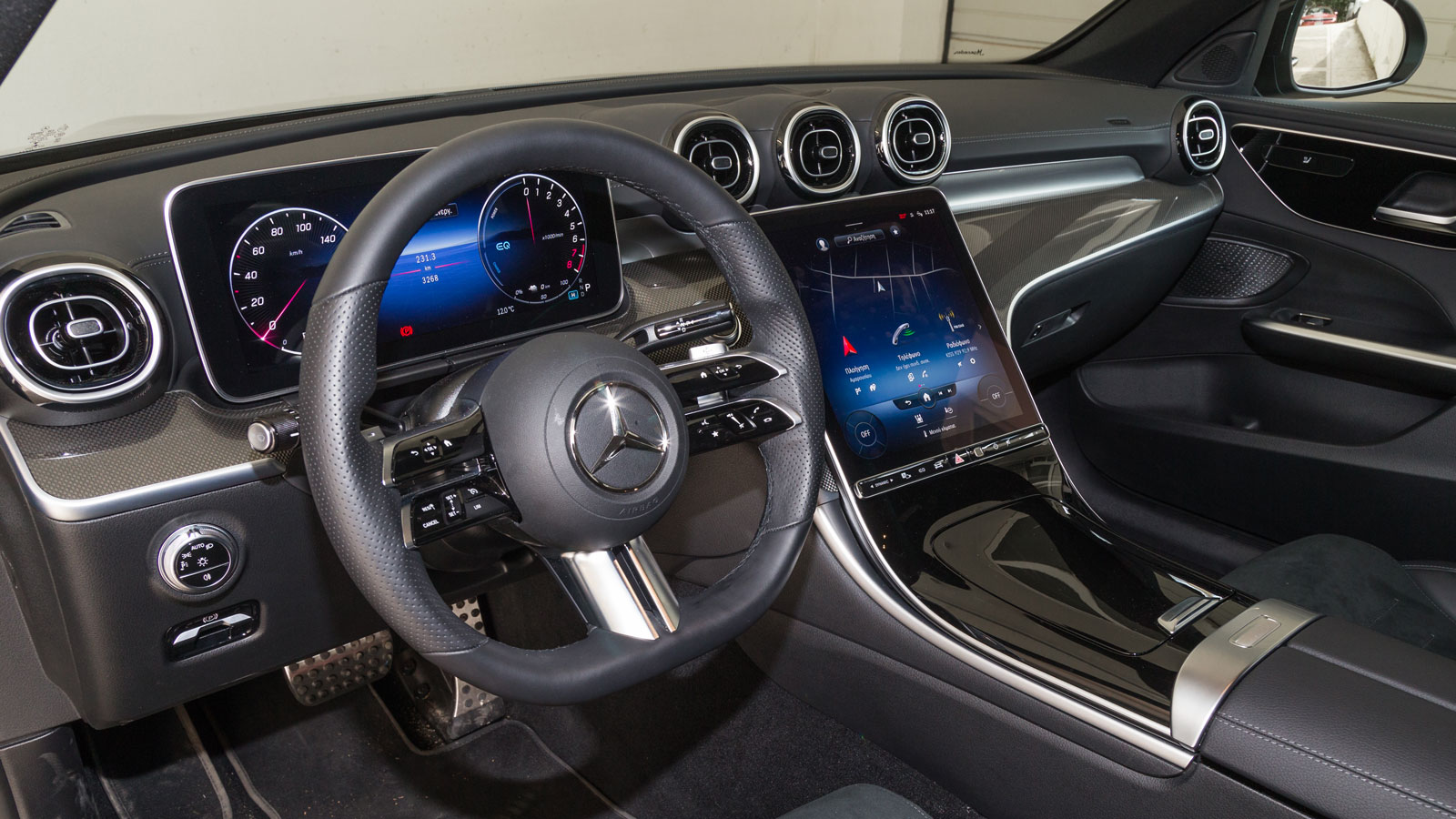 Ποιοτικό και hi-tech το εσωτερικό της C-Class, όπου μπορείς μέσω δακτυλικού αποτυπώματος (με τον αισθητήρα να βρίσκεται κάτω από την κεντρική οθόνη) ν