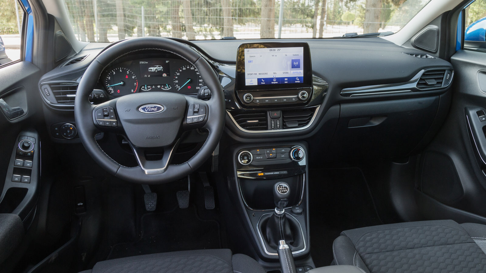 Ποιοτικό είναι το εσωτερικό του Ford Puma όπου συναντάμε επένδυση ταμπλό υψηλού επιπέδου και δερμάτινες λεπτομέρειες (λαβή χειρόφρενου και μοχλού ταχυ