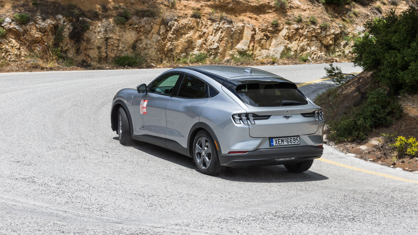 Στιβαρή και ποιοτική στον ανοιχτό δρόμο, η Mustang Mach-E με τα άφθονα συστήματα υποβοήθησης είναι αυτοκίνητο που θα σε βγάζει ασπροπρόσωπο σε ένα μακ