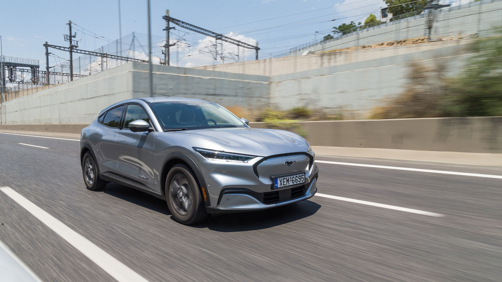 Η Mach-E είναι ένα εντυπωσιακό crossover, δεν ξεχνά όμως τη σύνδεσή της με τη θρυλική Mustang όπως αυτή αποτυπώνεται σχεδιαστικά στα πίσω φανάρια με τ