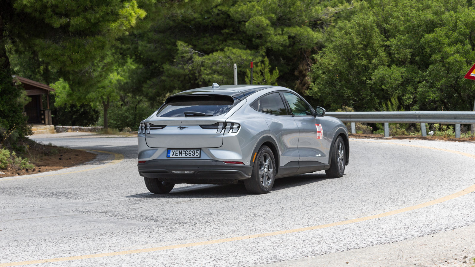 Η Mach-E είναι ένα εντυπωσιακό crossover, δεν ξεχνά όμως τη σύνδεσή της με τη θρυλική Mustang όπως αυτή αποτυπώνεται σχεδιαστικά στα πίσω φανάρια με τ