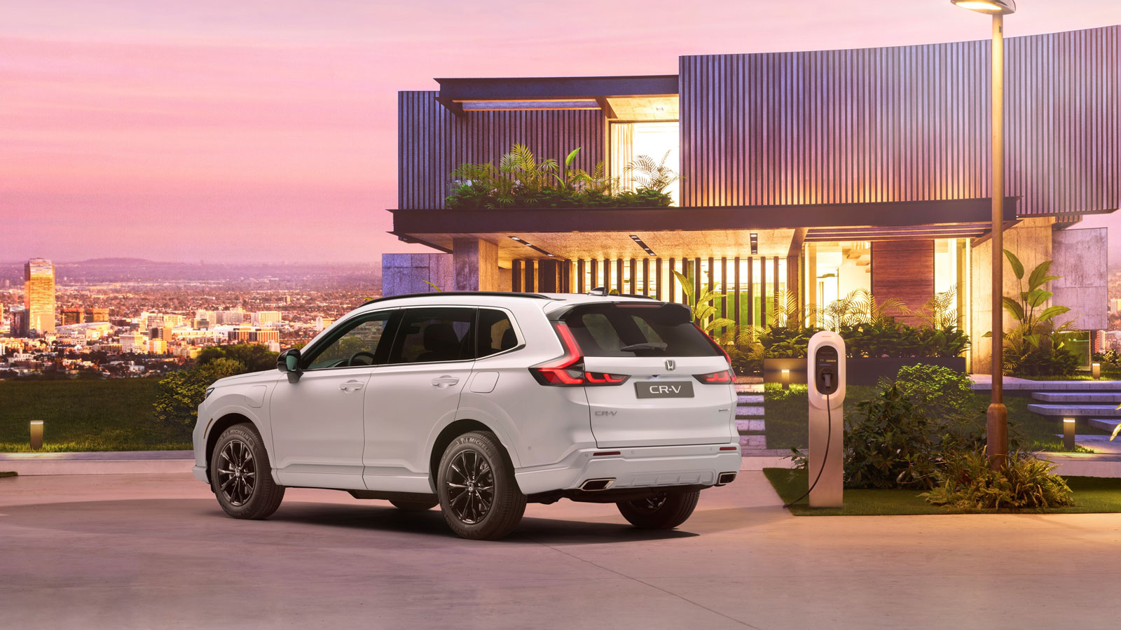 Boxy και τετραγωνισμένη λογική ακολουθεί σχεδιαστικά το πίσω μέρους του Honda CR-V.