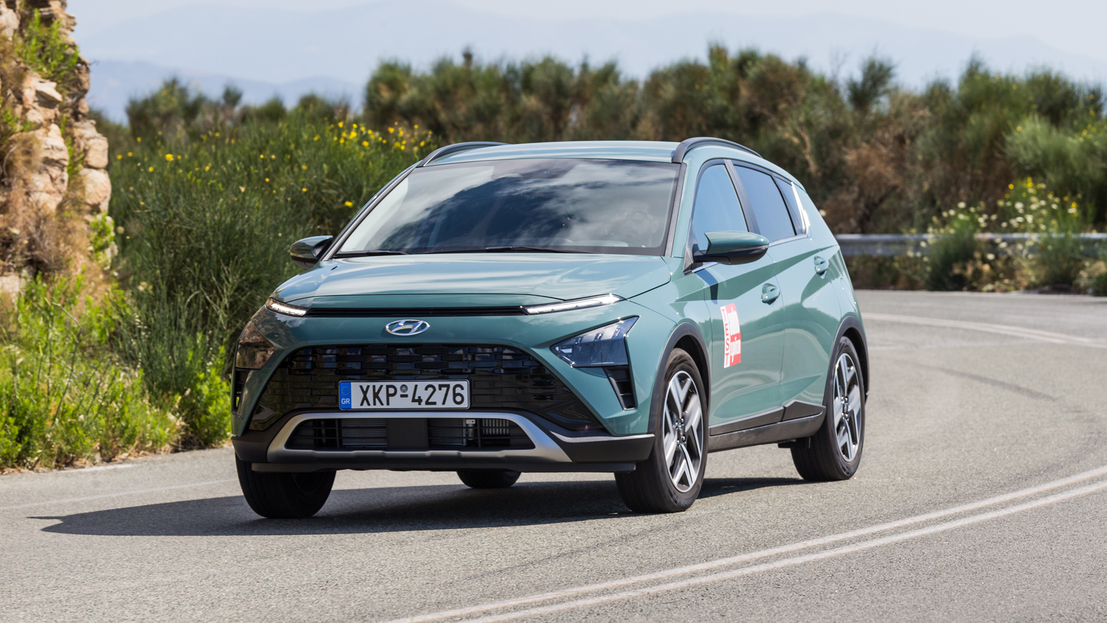 Εκκεντρική είναι η σχεδίαση του Hyundai Bayon στο εμπρός μέρος με τα στενά LED φωτιστικά σώματα και τους κανονικούς προβολείς με αιχμηρή σχεδίαση «βέλ