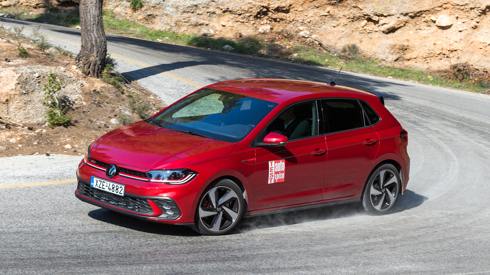 Πιο ήπιο design ακολουθεί το VW Polo GTI με την διαμήκη LED μπάρα να είναι εμπνευσμένη από το μεγαλύτερο «καυτό» Golf.