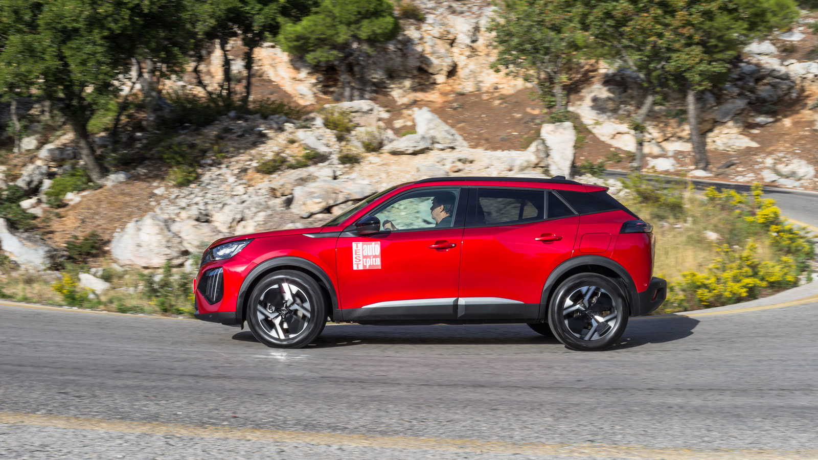 Ο 1.200άρης PureTech του Peugeot 2008 αποδίδει στη βασική του έκδοση 100 άλογα, τραβάει από χαμηλά (205 Nm στις 5.000 σ.α.λ.), «καίει» 7,1 λτ./100 χλμ
