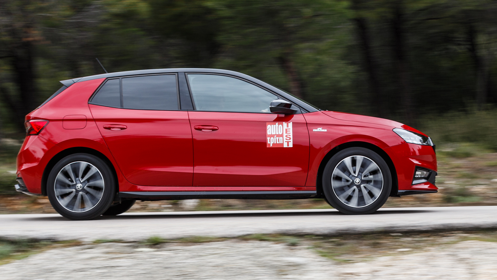 Θα θέλαμε να υπάρχουν paddles στο τιμόνι του Fabia, μιας και η «σειριακή» λειτουργία γίνεται μόνο μέσω του επιλογέα και μάλιστα ανάποδα από το σωστό δ
