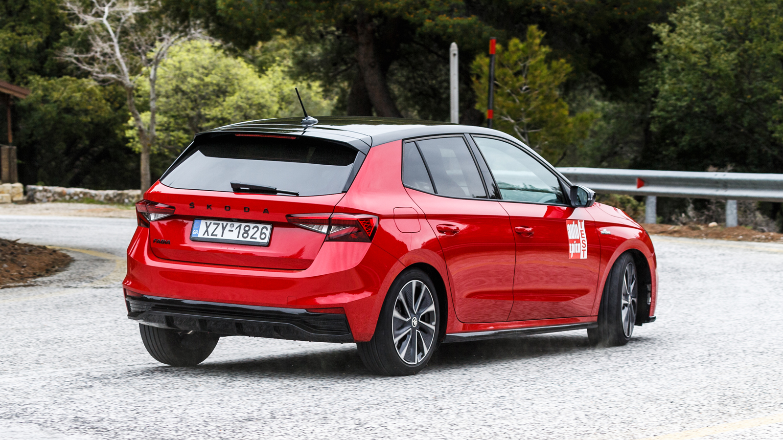 Στον ανοιχτό δρόμο το Skoda είναι απόλυτα σταθερό ακόμα και στην τελική που ξεπερνάει τα 220 χλμ./ώρα, ενώ η κύλιση είναι απρόσμενα ποιοτική παρά τη σ