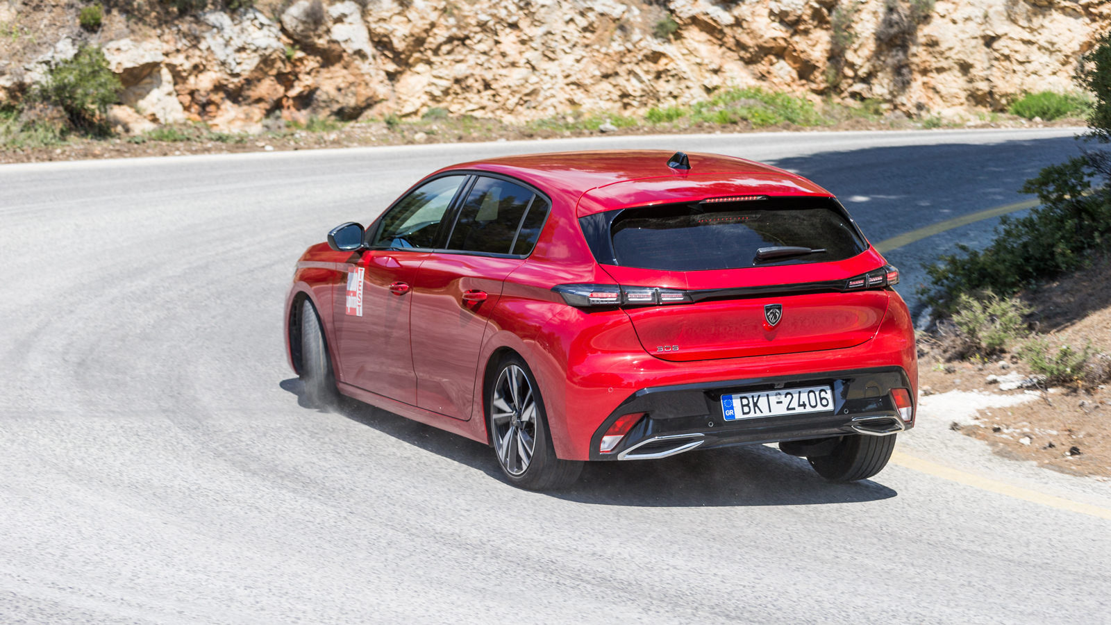 Fun to drive προσέγγιση έχει το Peugeot 308, με την ανάρτηση να είναι όση σφιχτή πρέπει για να στρίψει αποφασιστικά και συγχρόνως να απορροφήσει υποδε
