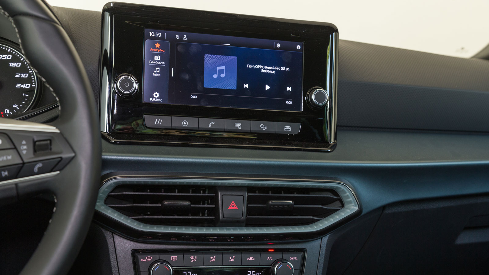 «Αιωρούμενη» είναι η στάνταρ οθόνη αφής 8,25 ιντσών του SEAT Arona.