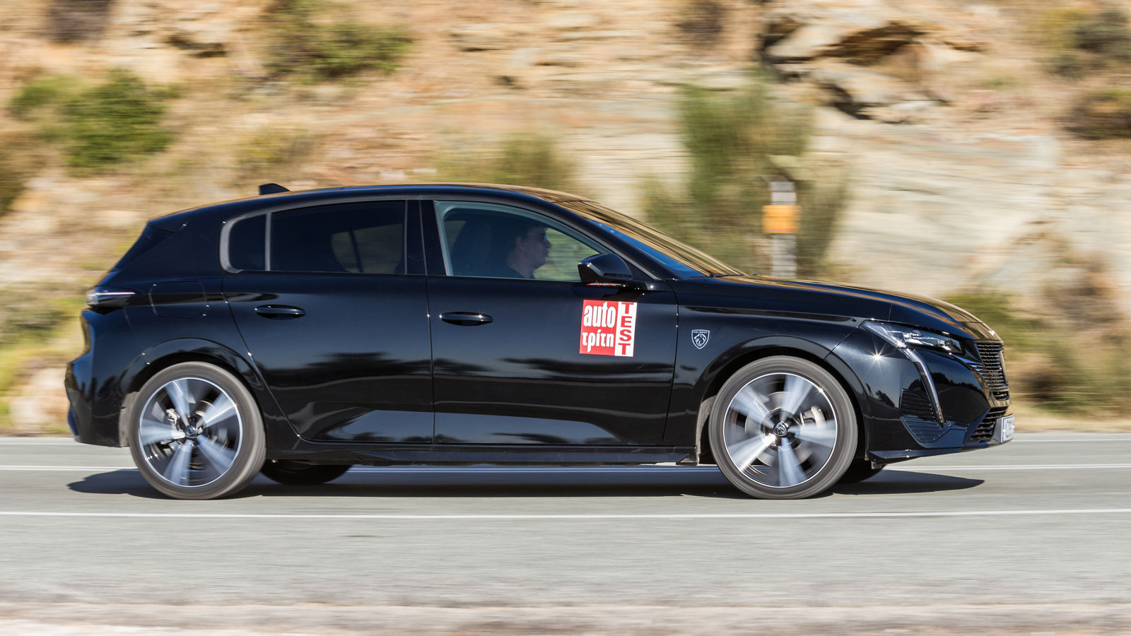 Μέχρι και την ταχύτητα των 135 χλμ./ώρα το PHEV Peugeot 308 μπορεί να δουλέψει μόνο με ρεύμα. Η καθημερινότητα αν είναι μέχρι 50 χλμ. μπορεί να γίνετα