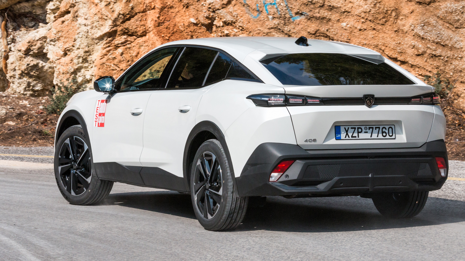 Η ανάρτηση του Peugeot 408 διαχειρίζεται αποτελεσματικά το αμάξωμα και στη σβέλτη οδήγηση με τον οδηγό να λαμβάνει ικανοποιητική αίσθηση από το σύστημ