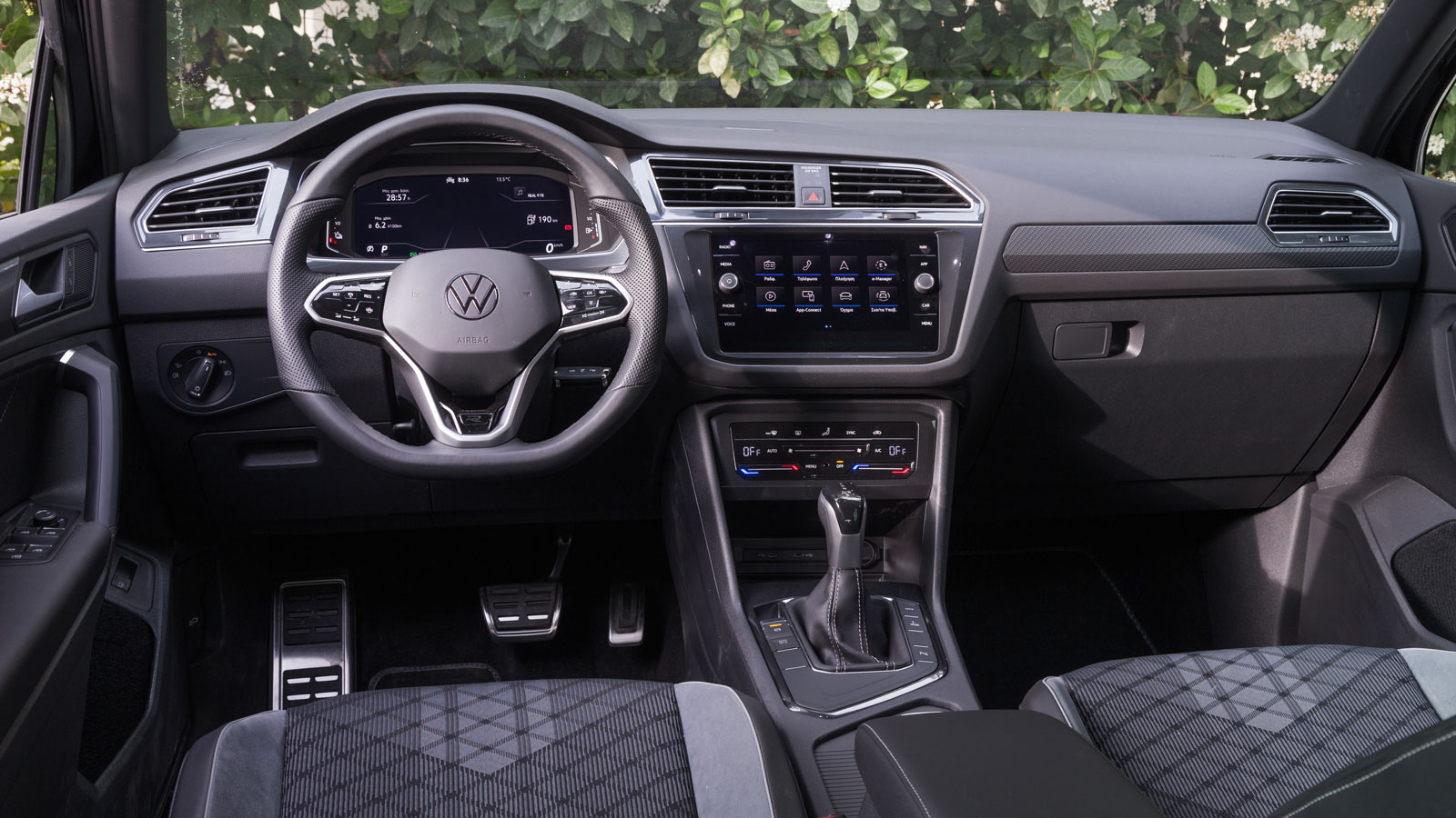 Στιβαρή και ποιοτική είναι η καμπίνα του VW Tiguan.