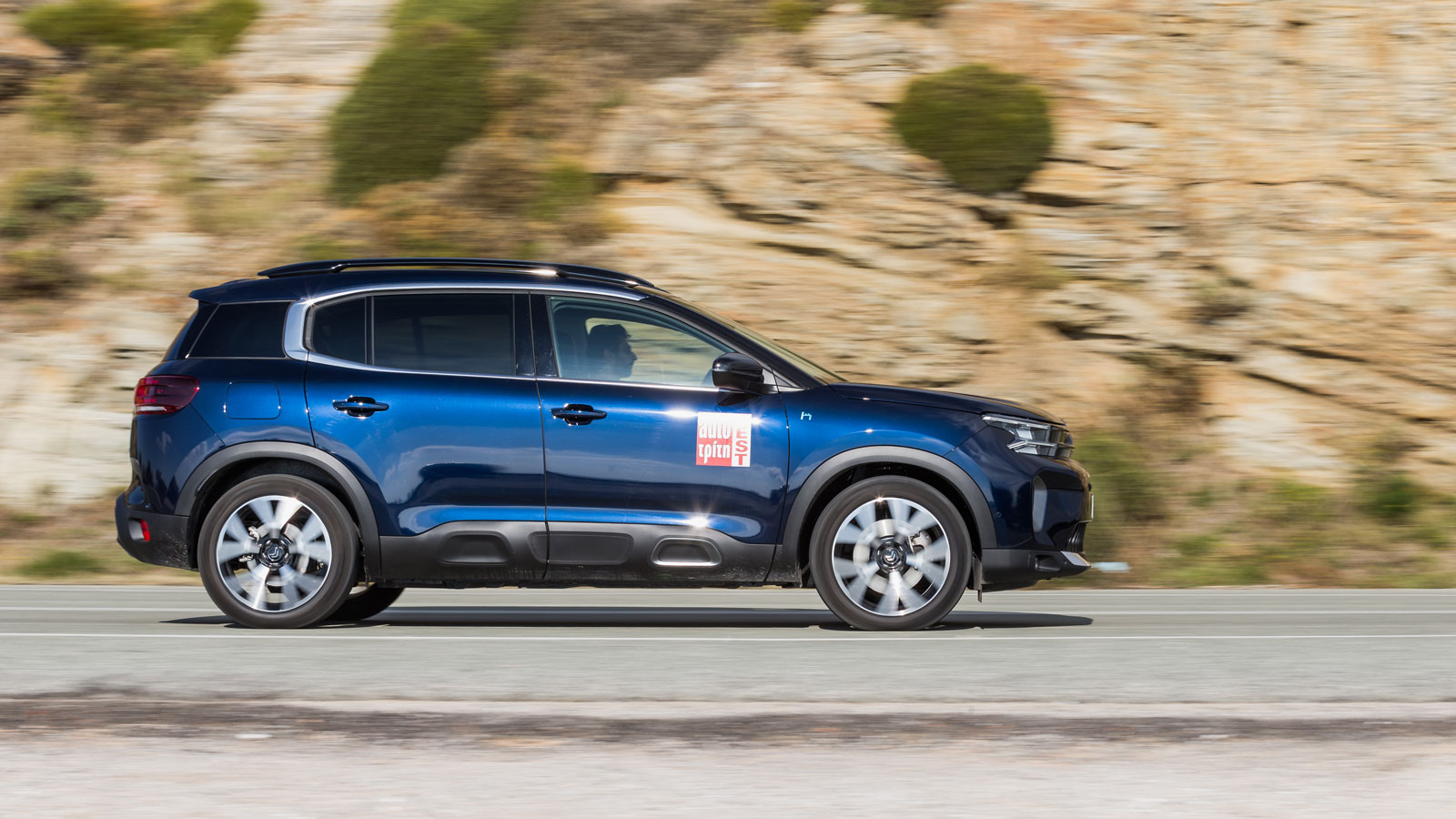 Στο PHEV C5 Aircross υπάρχουν 3 διαφορετικά προγράμματα κίνησης (Electric, Hybrid, Sport) και μία 4η e-save που επιτρέπει τη διατήρηση αποθέματος μπατ
