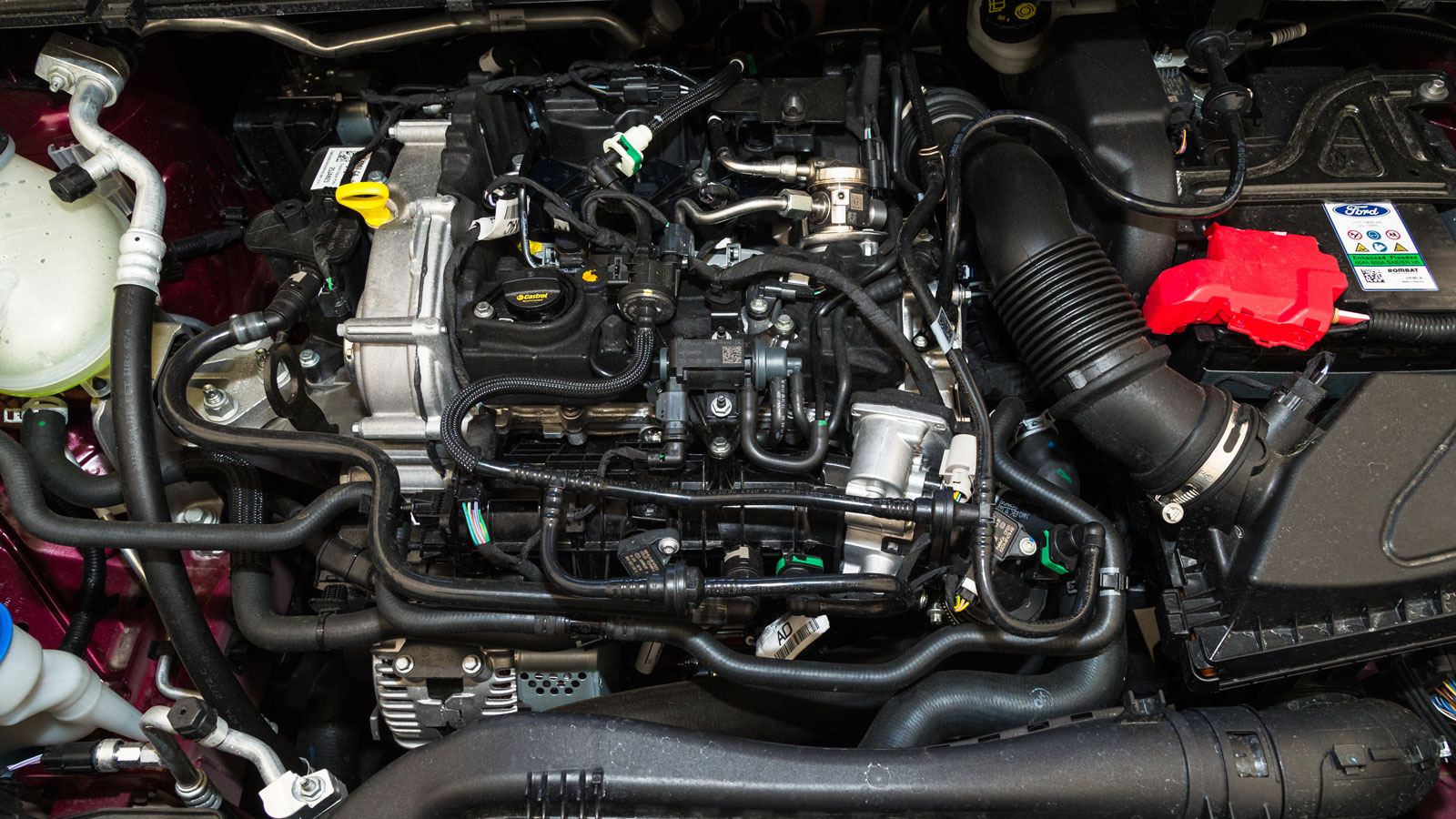 Ο 1.000άρης EcoBoost των 150 ίππων αποδίδει 155 άλογα και συνδυάζεται είτε με 6άρι μηχανικό (Vivid Ruby) είτε με διπλοσύμπλεκτο αυτόματο 7 σχέσεων Pow