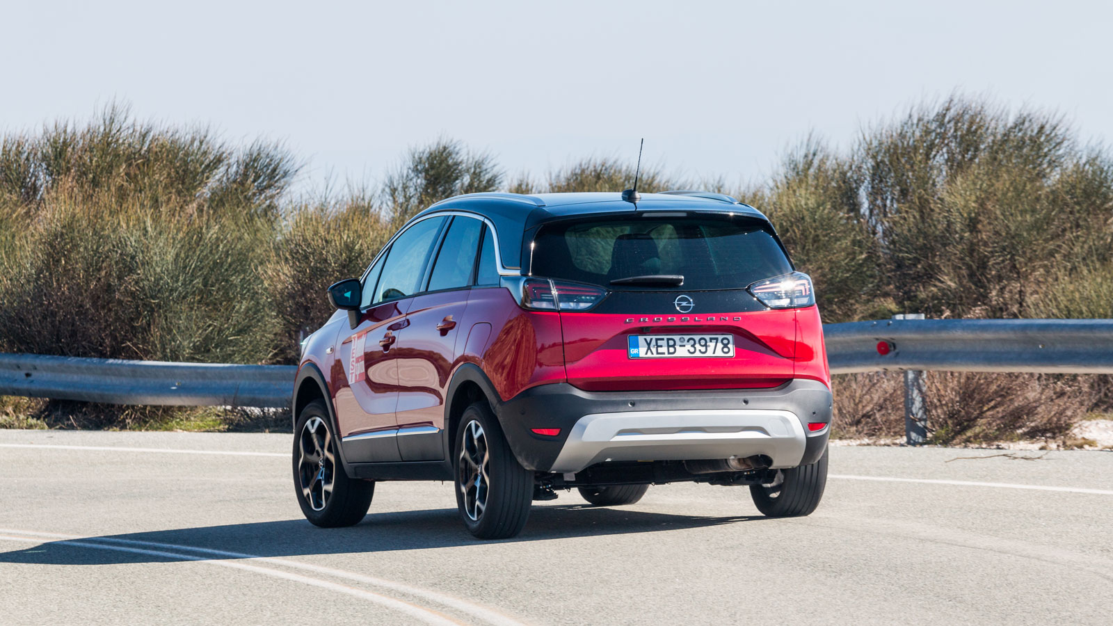 Το σφιχτό τιμόνι του Opel Crossland συνδυάζεται με καλή πληροφόρηση, ενώ από την άλλη πλευρά υπάρχουν λιγοστές κλίσεις στις γρήγορες στροφές και σταθε