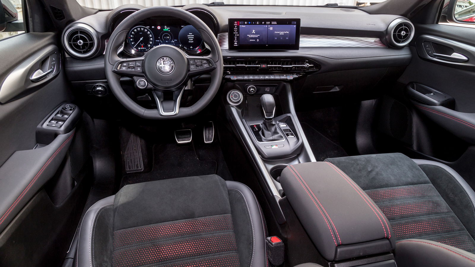 Ξεχωριστή αύρα στην καμπίνα της Alfa Romeo Tonale δίνουν προαιρετικός ο ατμοσφαιρικός LED φωτισμός και ο περιστροφικός διακόπτης του συστήματος παραμε