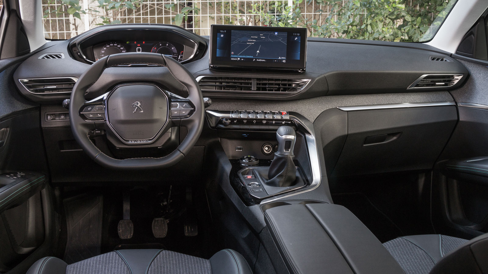 Premium «αέρα» έχει η καμπίνα του 3008 όπου υπάρχουν άπλετοι μικροαποθηκευτικοί χώροι και δύο μεγάλες οθόνες, 10 ιντσών για το infotainment και 12,3 γ