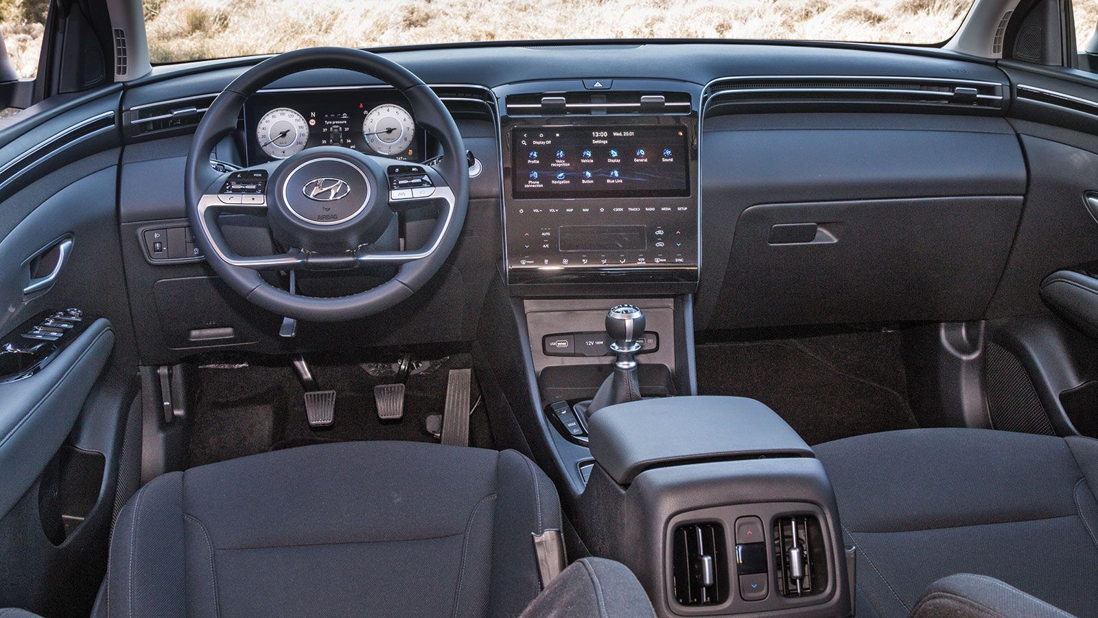 Το εσωτερικό του Tucson ικανοποιεί με την εργονομία και την θέση οδήγησης που προσφέρει, με την κορυφαία έκδοση Distinctive να προσφέρει και την μεγάλ