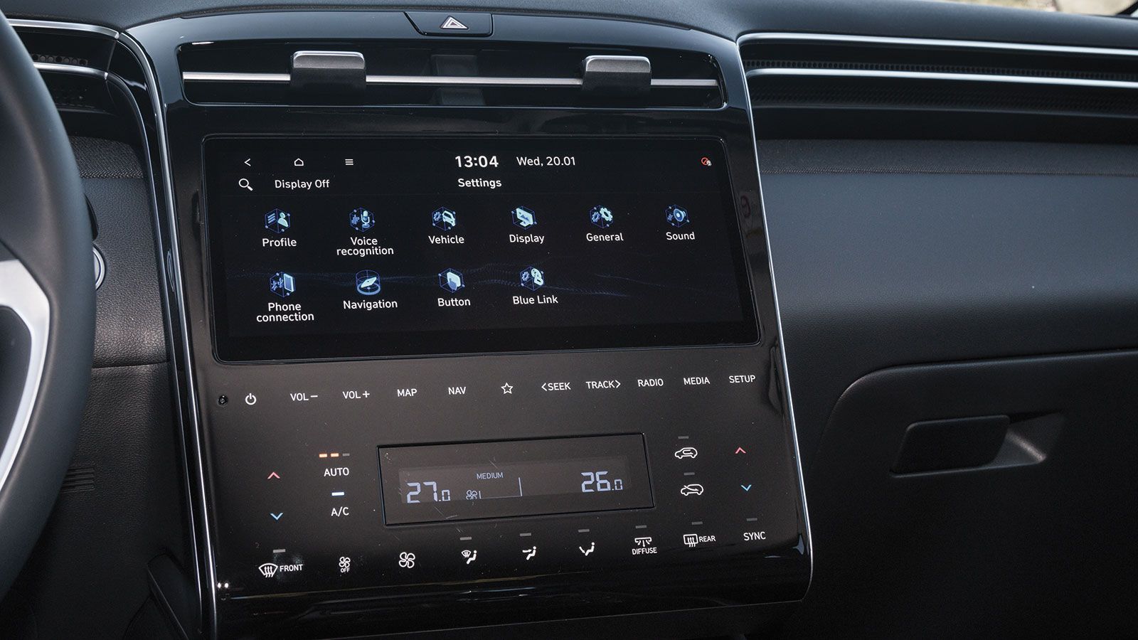 Στα 33.590 ευρώ είναι η κορυφαία έκδοση Distinctive με την touchscreen των 10,25 ιντσών.