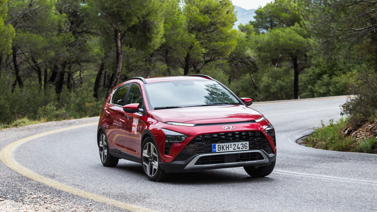 Ιδιαίτερο είναι το design του Hyundai Bayon στο εμπρός μέρος με τα στενά LED φωτιστικά σώματα και τους κανονικούς προβολείς με αιχμηρή σχεδίαση «βέλου