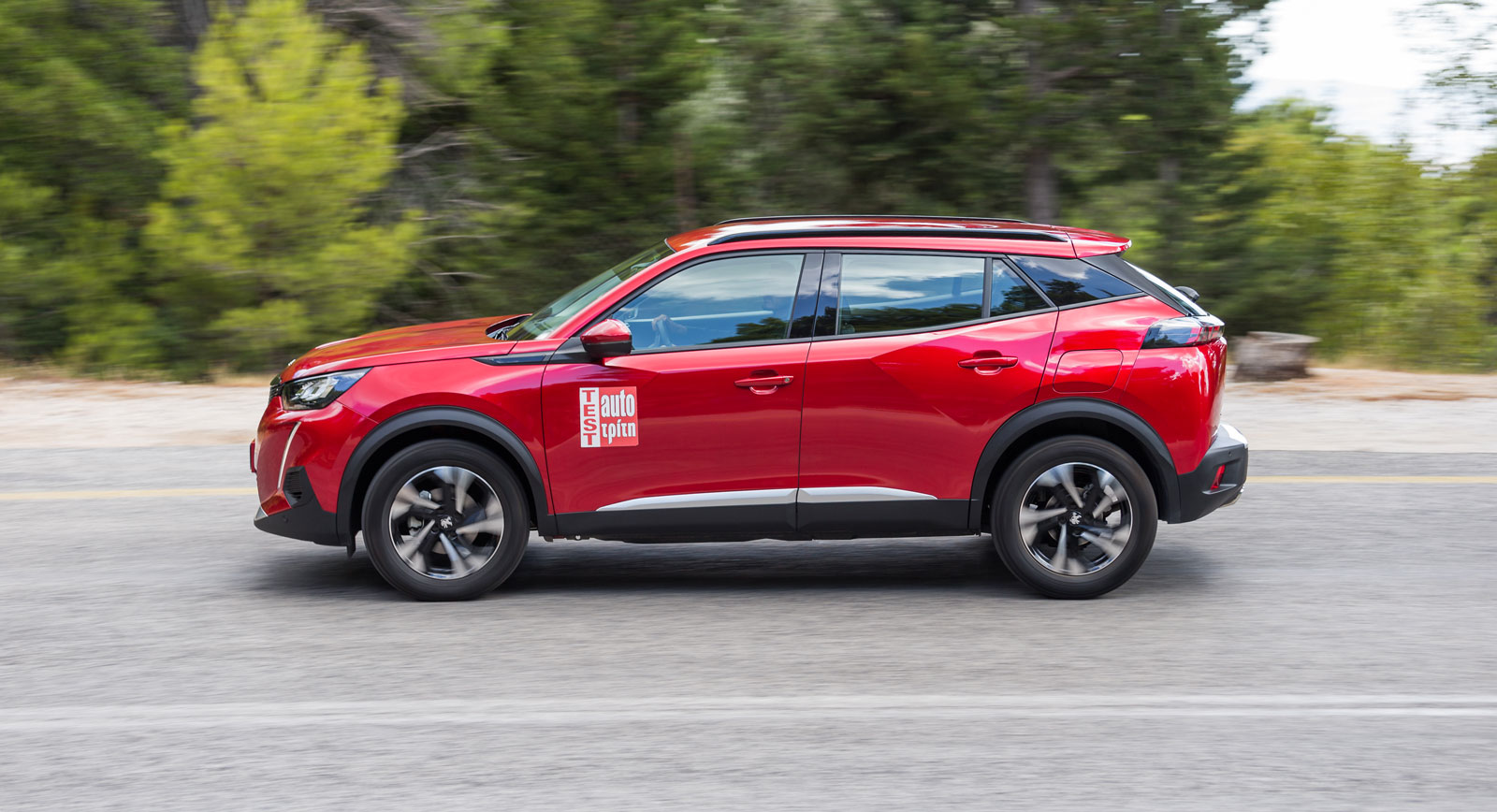Ο 1.200άρης PureTech του Peugeot 2008 αποδίδει στη βασική του έκδοση 100 άλογα, τραβάει από χαμηλά (205 Nm στις 5.000 σ.α.λ.), «καίει» 7,1 λτ./100 χλμ