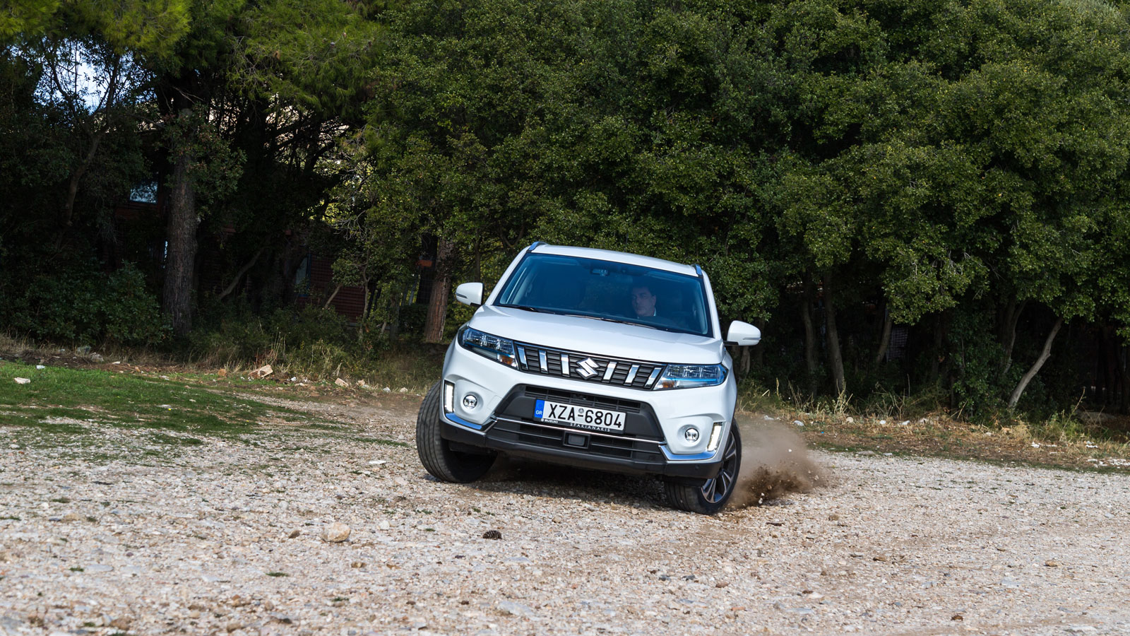 Χάρη στην 4κίνηση το full υβριδικό Vitara έχει άριστη ελκτική και πλευρική πρόσφυση, ειδικά σε συνθήκες μειωμένης πρόσφυσης (βροχή, χιόνι, λάσπη, κ.τ.