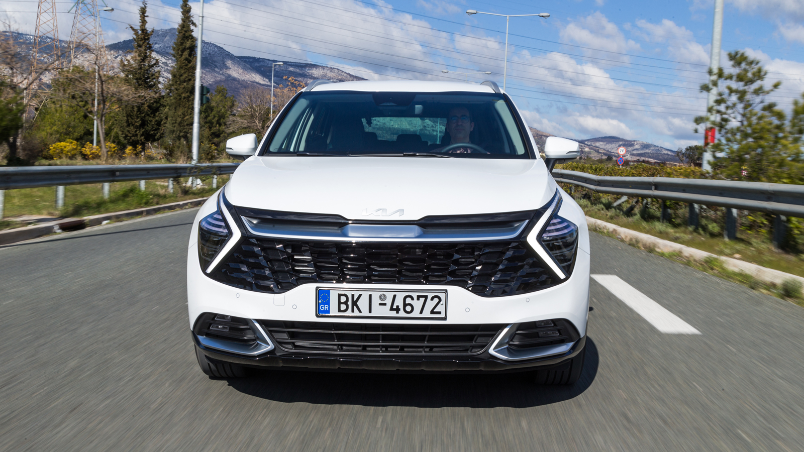 Σε συνθήκες Cruising στην Εθνική Οδό το κορεατικό SUV κινείται με σβηστό μοτέρ, ενώ αν χρειαστεί να πατήσεις γκάζι ή το πεντάλ του συμπλέκτη, ο ηλεκτρ