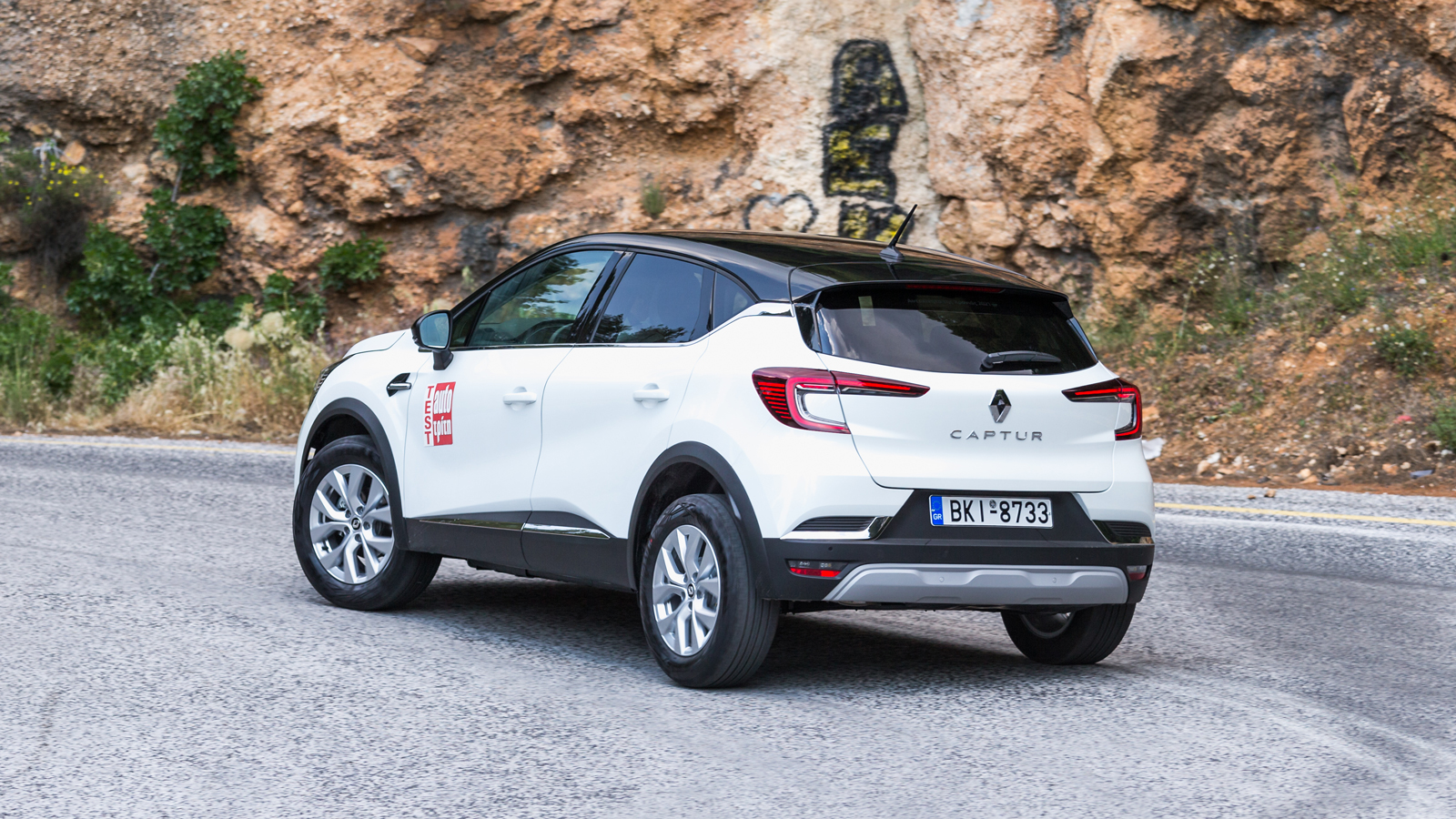 Το απόλυτα ασφαλές προφίλ του mHEV Renault Captur ενισχύεται από τη σωστή θέση οδήγησης και την απροβλημάτιστη περιφερειακή ορατότητα (ακόμη και τα πρ