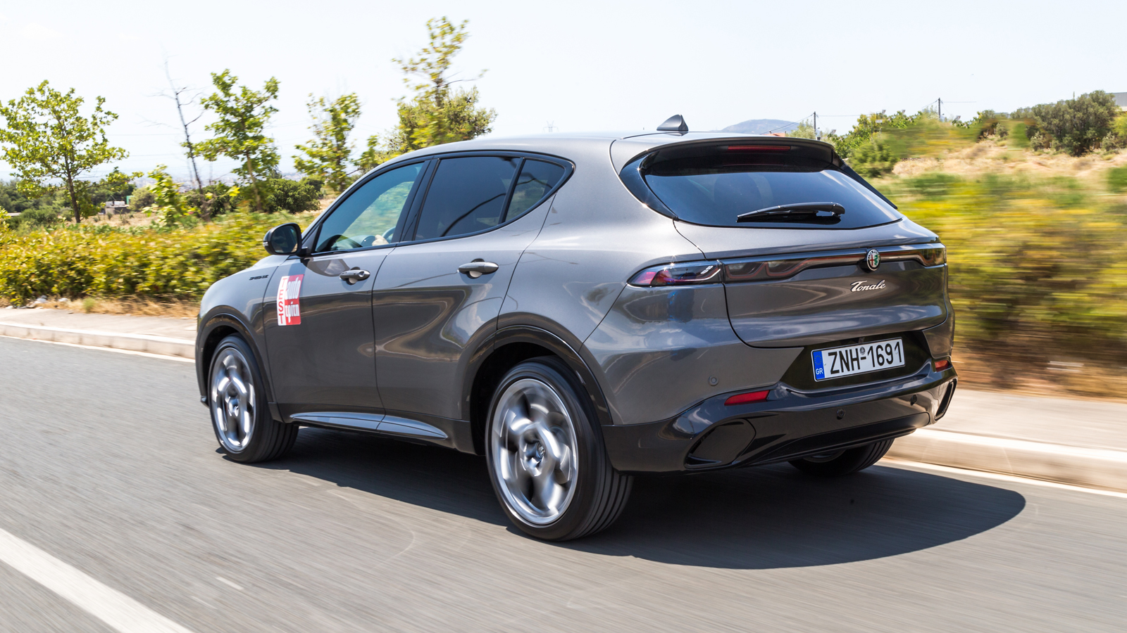 Δυναμικό ύφος αποπνέει το πίσω μέρος της Alfa Romeo Tonale με την γραμμή της οροφής και την σχεδίαση του παρμπρίζ με το χαρακτηριστικό «V» στο κάτω μέ