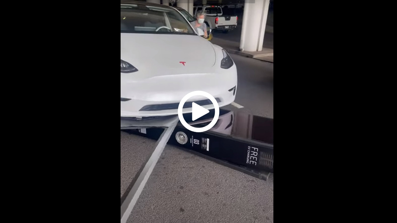 Γιαγιούλα με Tesla πήγαινε έχοντας ξηλώσει ολόκληρο τον φορτιστή!