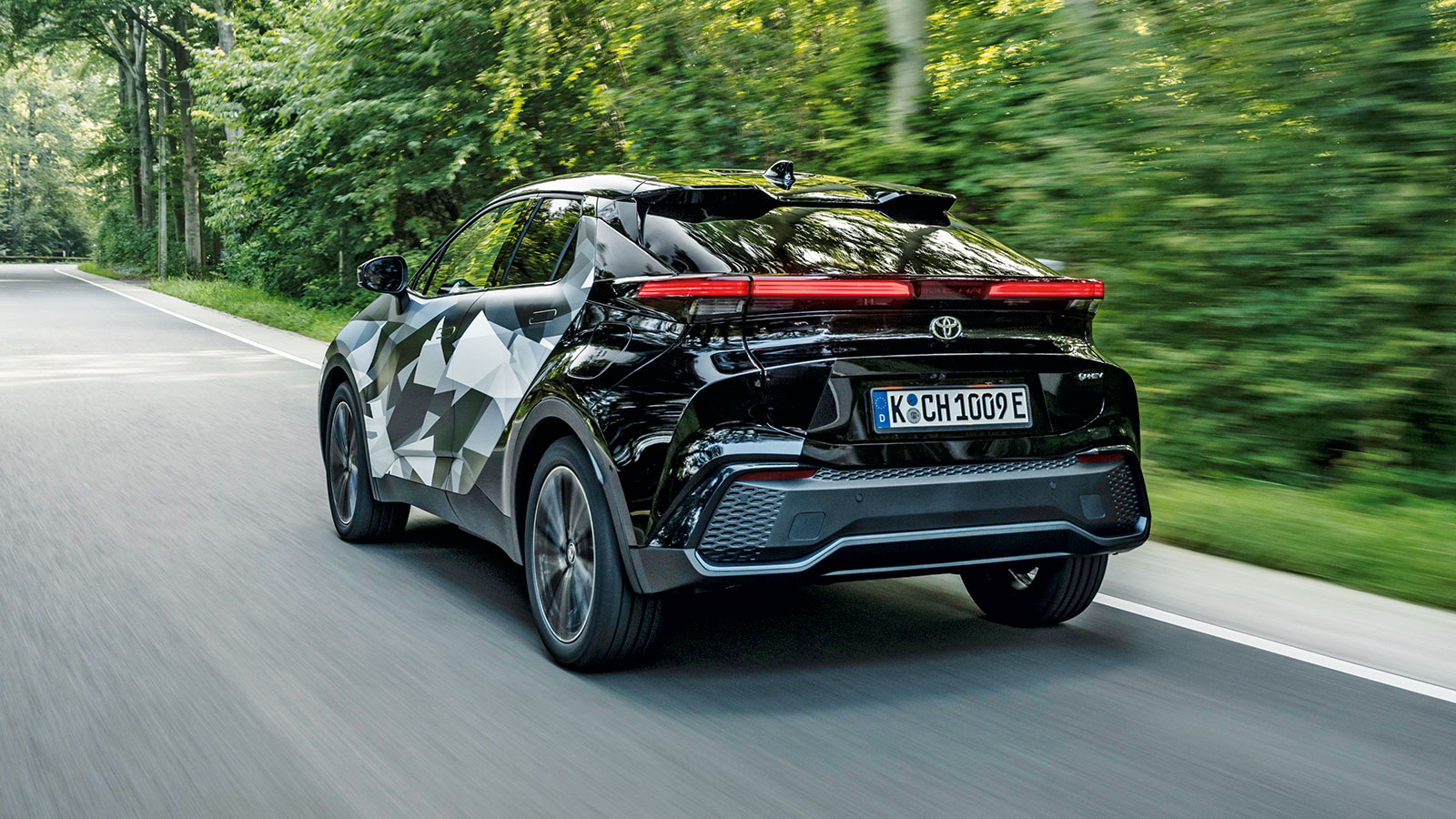 Πολύ καλή ποιότητα κύλισης και χαμηλά επίπεδα θορύβου για το plug-in CH-R. Η ηλεκτρική αυτονομία είναι στα 60 χλμ. περίπου, η επίσημη μέση κατανάλωση 