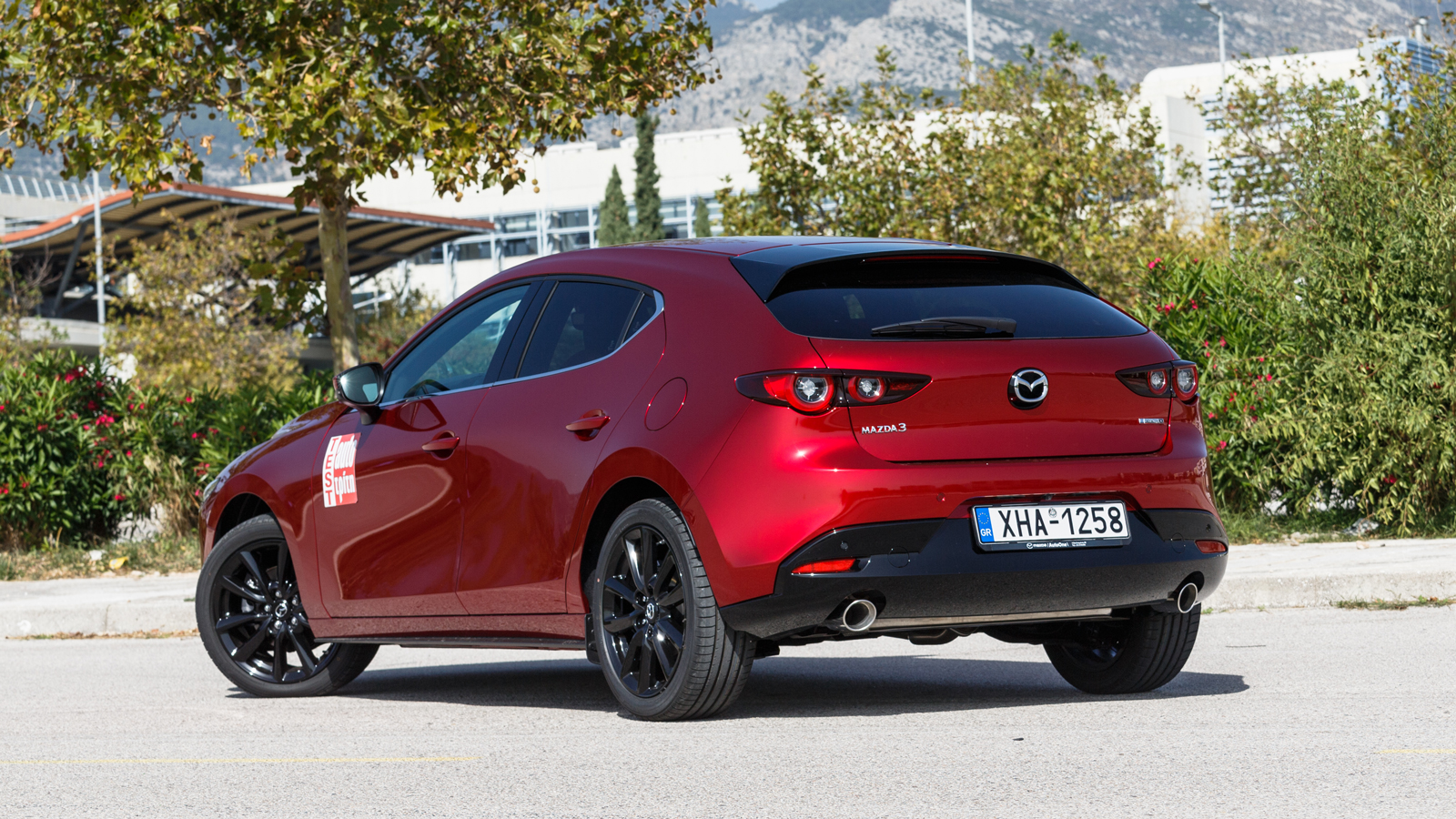 Οι μεγάλες πίσω κολώνες και η ιδιαίτερη σχεδίαση των πίσω φωτιστικών τονίζουν τη δυναμική, με το σύνολο να είναι έτσι ελκυστικό και ιδιαίτερα δυναμικό