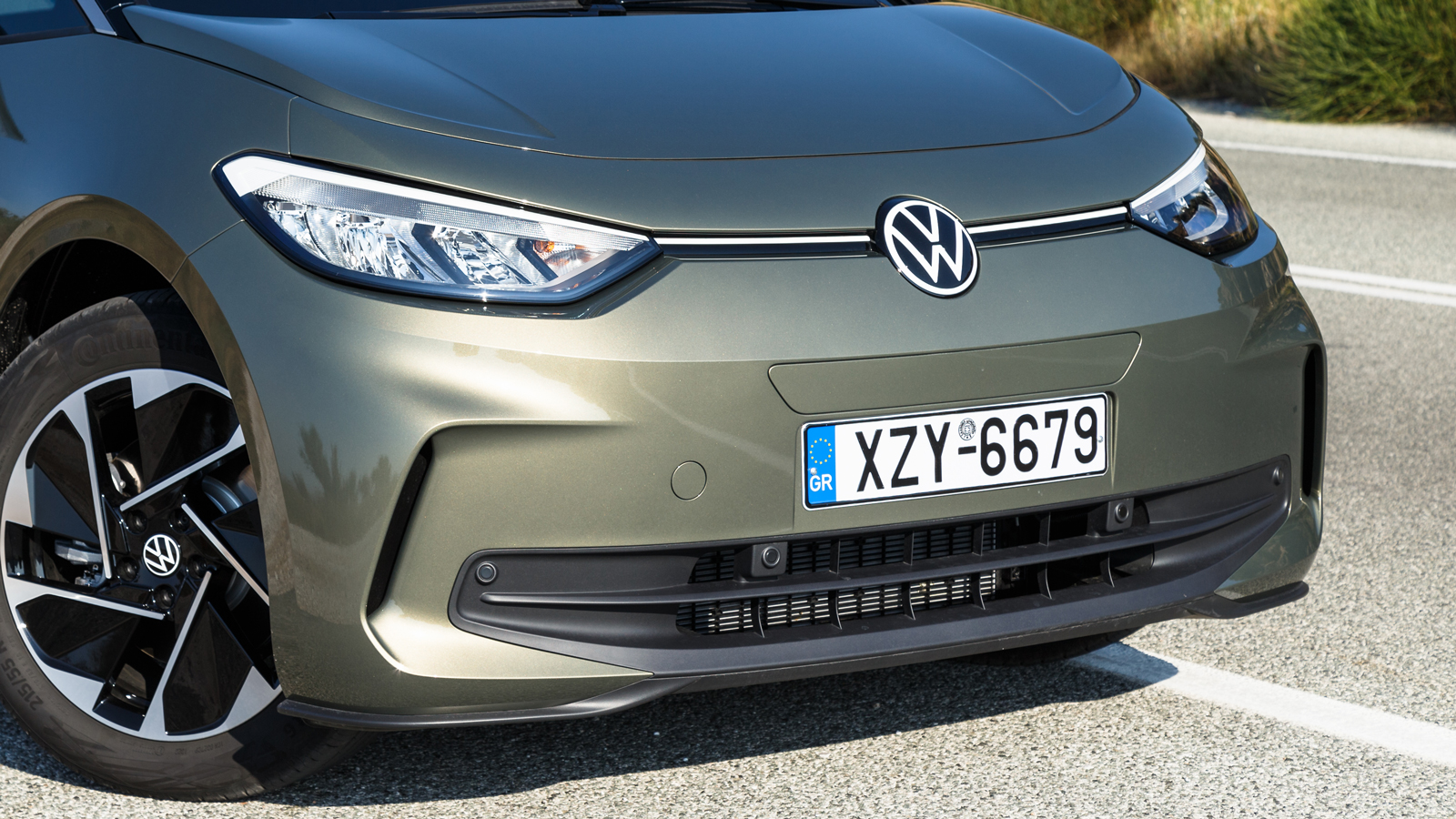 Ο πιο σπορ μπροστινός προφυλακτήρας εκτείνεται πλέον μέχρι τους κάθετους αεραγωγούς μπροστά από τους τροχούς και έχει δώσει περισσότερο δυναμισμό στο 