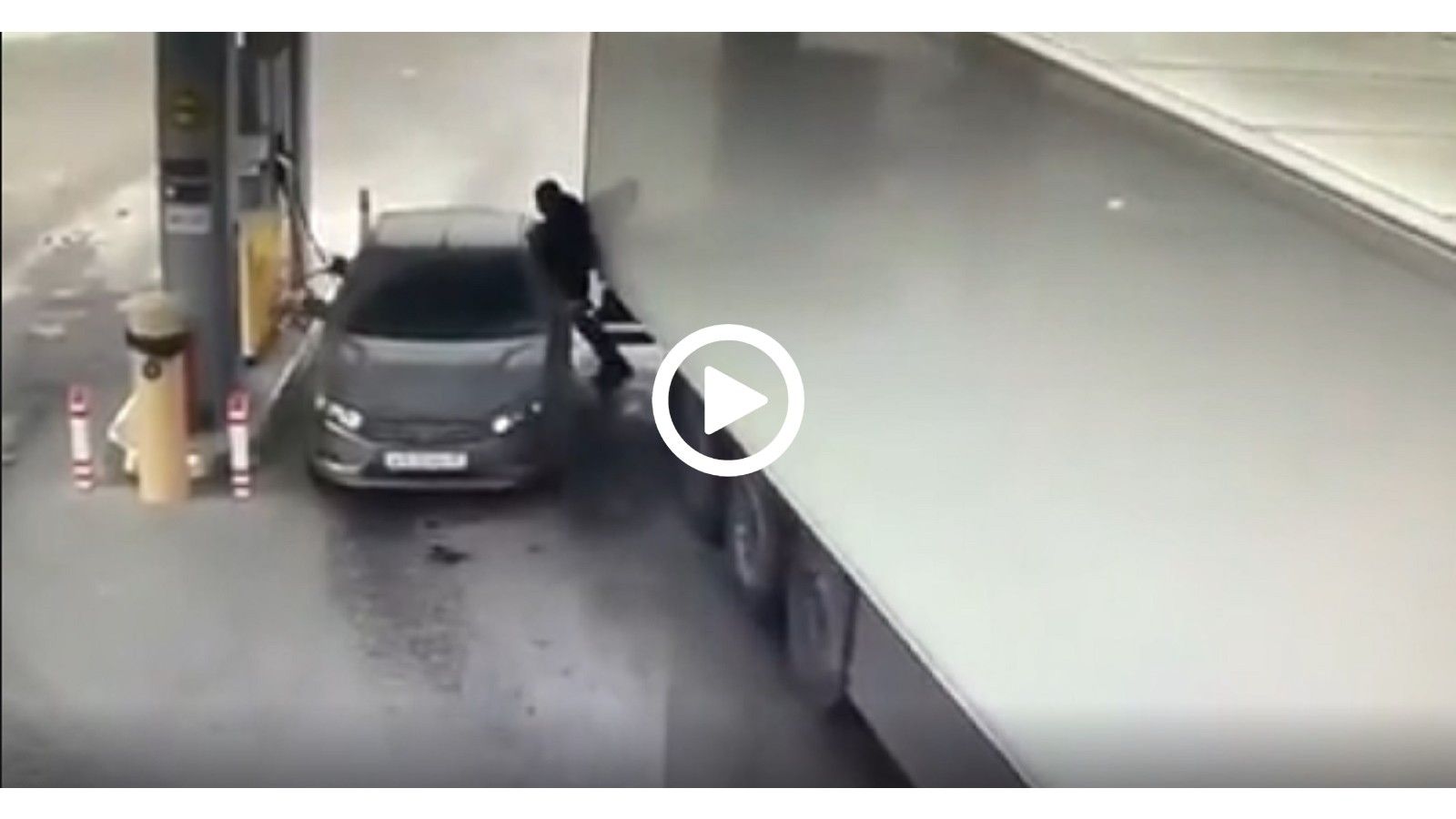 VIDEO: Τι κάνει για να σώσει το αμάξι του!
