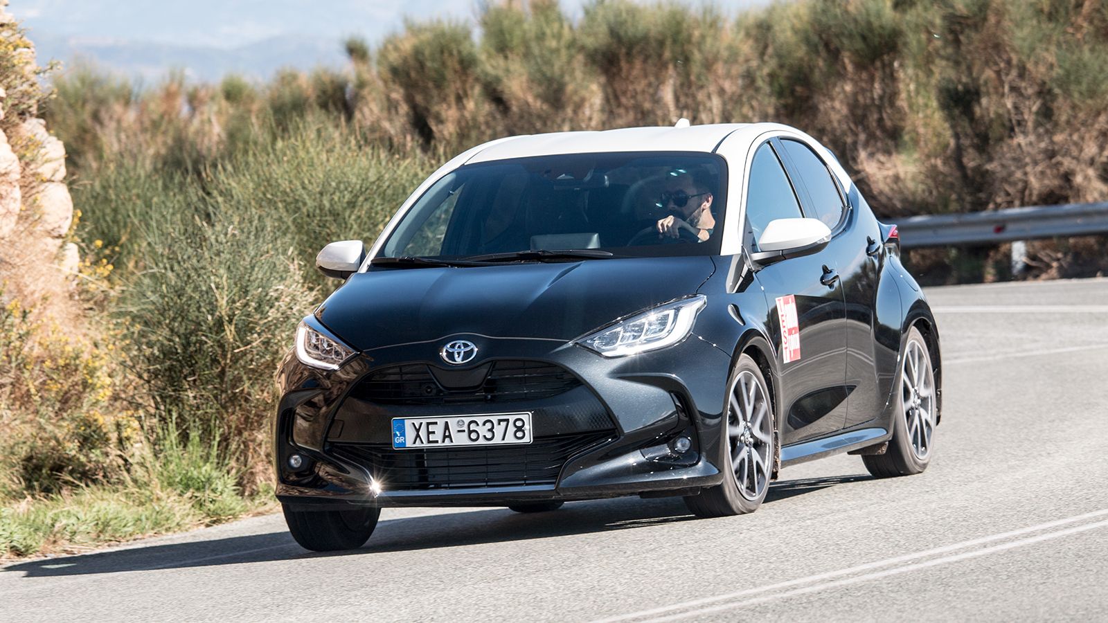 Με 9,8 μέτρα κύκλο στροφής το Toyota Yaris είναι εύχρηστο και ευέλικτο εντός πόλης, ολοκληρώνοντας δίχως προβλήματα κάθε μανούβρα.