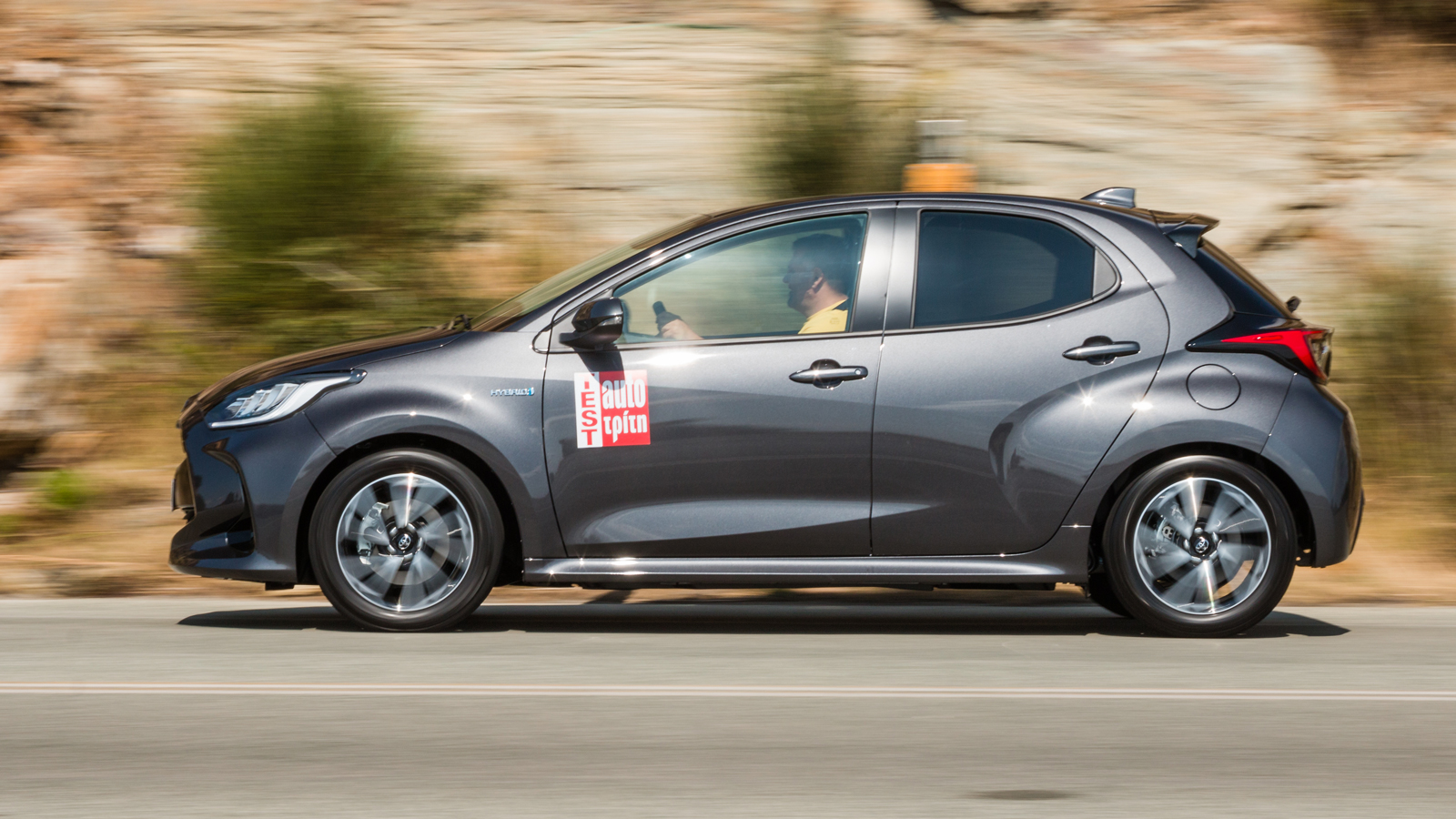 Το Yaris θα κινηθεί με ρεύμα για αρκετή ώρα μέσα στην πόλη, με τη μέση κατανάλωση σε αυτές τις συνθήκες να μην ξεπερνάει τα 3,5 λτ./100 χλμ., ενώ σε μ