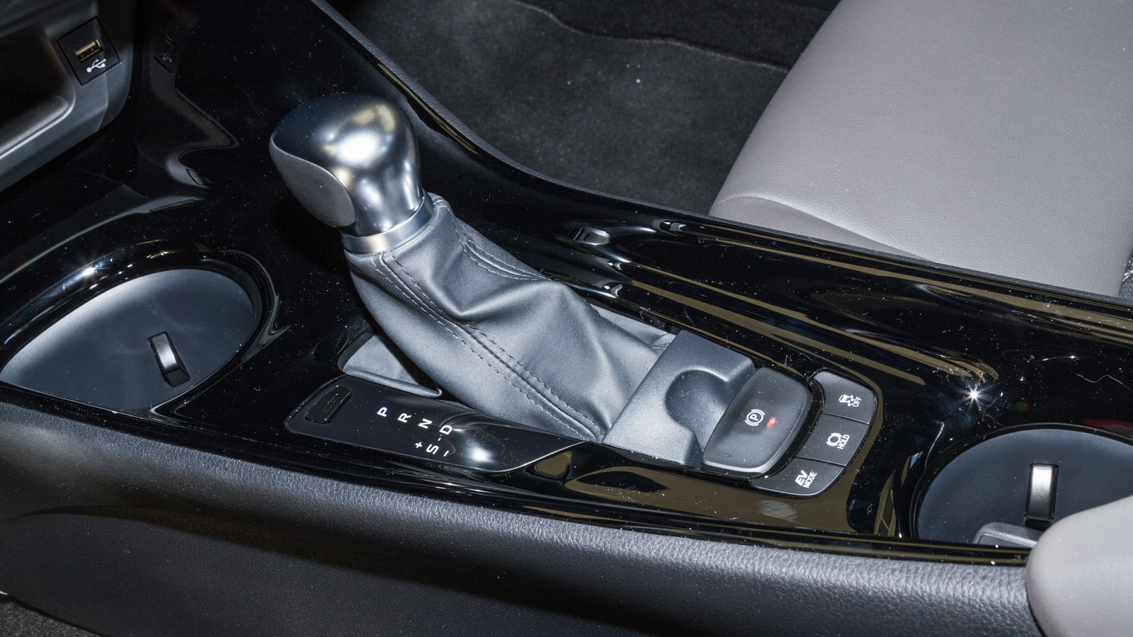 Όπως σε όλα τα υβριδικά της Toyota, το κιβώτιο είναι ένα σοφιστικέ πλανητικό σύστημα, µε λειτουργία που προσομοιάζει σε CVT, αλλά που έχει εξελιχ