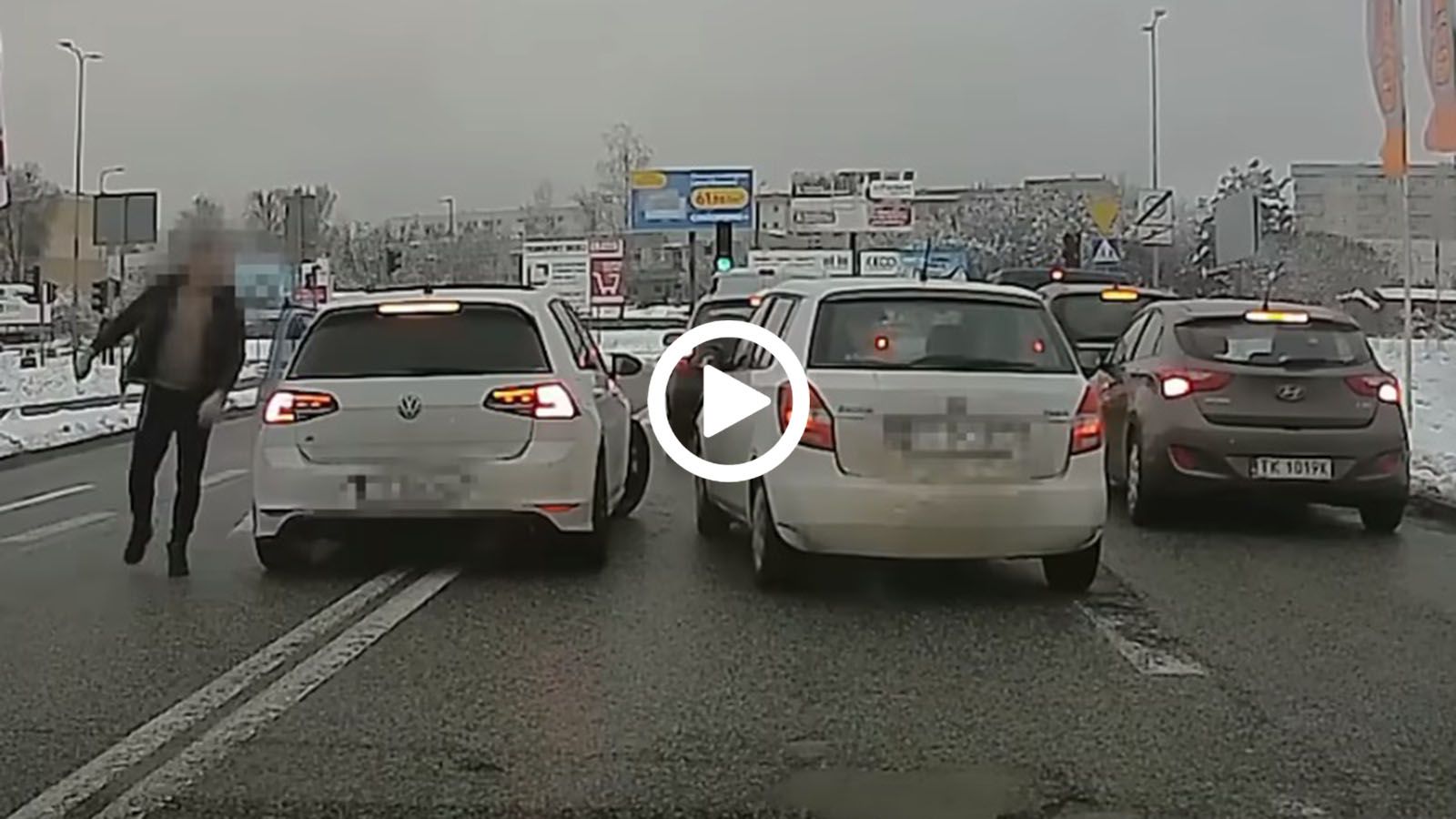 Τον τραμπούκισε γιατί του έφαγε την θέση στο φανάρι