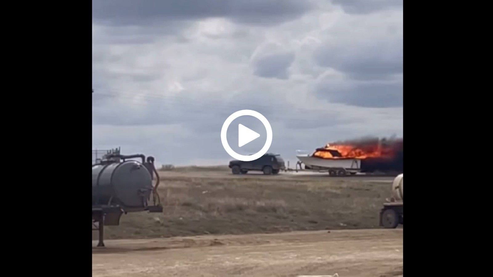 VIDEO: Πήγε βόλτα με το φλεγόμενο σκάφος στο τρέιλερ!