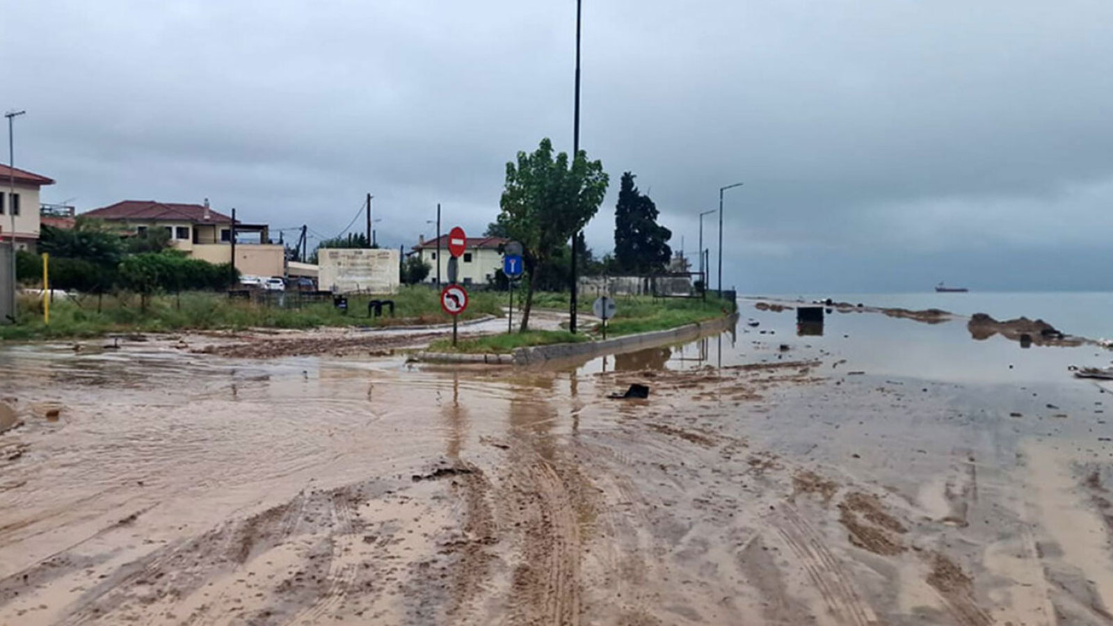 Βόλος: «Ποτάμια» λάσπης οι δρόμοι - Κόλλησαν Ι.Χ. 