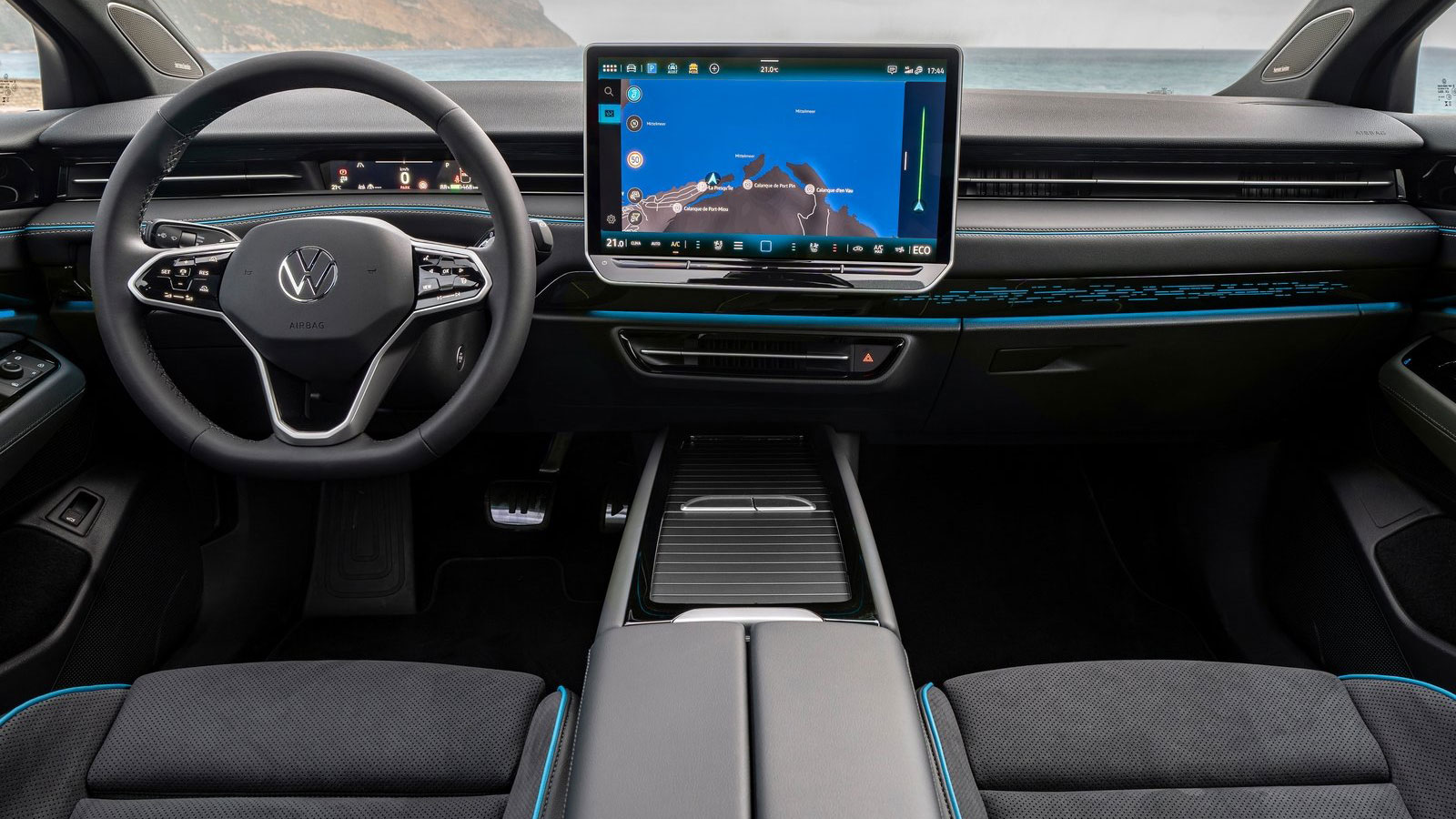 Στο κέντρο του ταμπλό δεσπόζει μία touchscreen 15 ιντσών που «συνεπικουρείται» από έναν μικρό, απλοποιημένο πίνακα οργάνων και το στάνταρ σύστημα Head