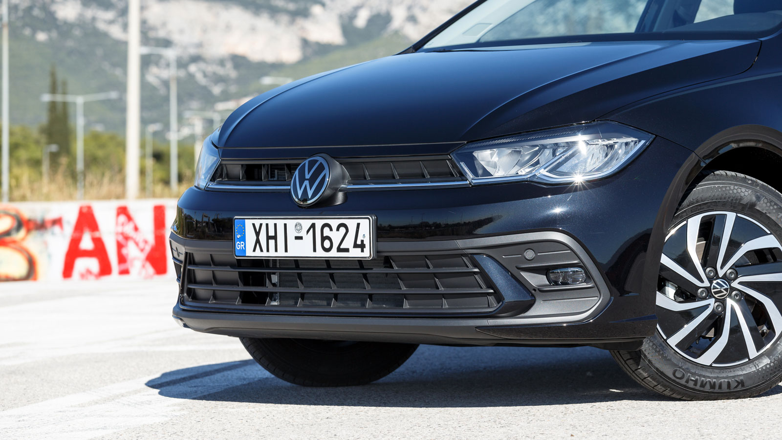 Στο βασικό εξοπλισμό του VW Polo βλέπουμε ανασχεδιασμένους LED προβολείς (φώτα ημέρας, μεσαία και μεγάλη σκάλα), ενώ με 950 ευρώ αγοράζεις του IQ.LIGH