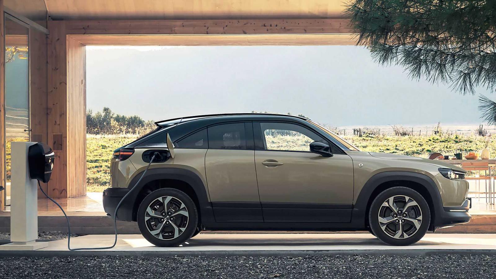 Στο νέο Plug-in Hybrid Mazda MX-30 ο Wankel κινητήρας έχει ρόλο range extender (γεννήτριας) στο κυρίως ηλεκτρικό μοτέρ που στέλνει την κίνηση στους τρ