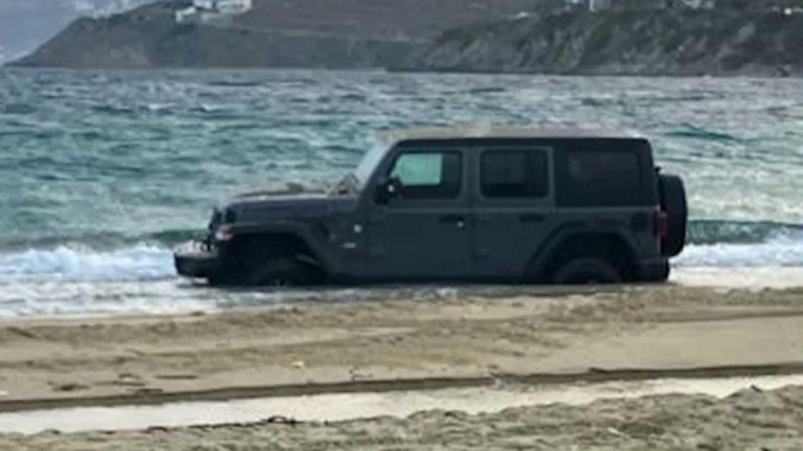 Τουρίστες έκαναν βουτιά με Jeep Wrangler σε παραλία της Μυκόνου