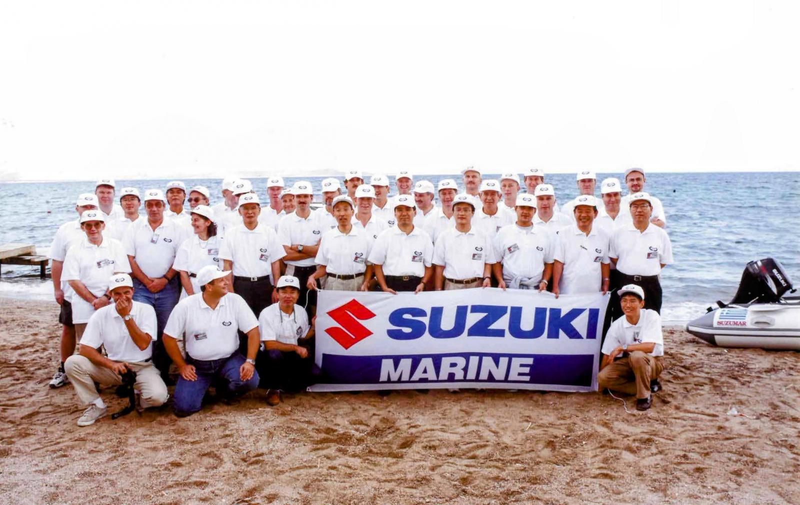 Φωτογραφία από Εκπαιδευτική Συνάντηση Suzuki Marine. Το 1982 η Νικ. Ι. Θεοχαράκης Α.Ε. ανέλαβε την εκπροσώπηση στην Ελλάδα των εξωλέμβιων μηχανών Suzu