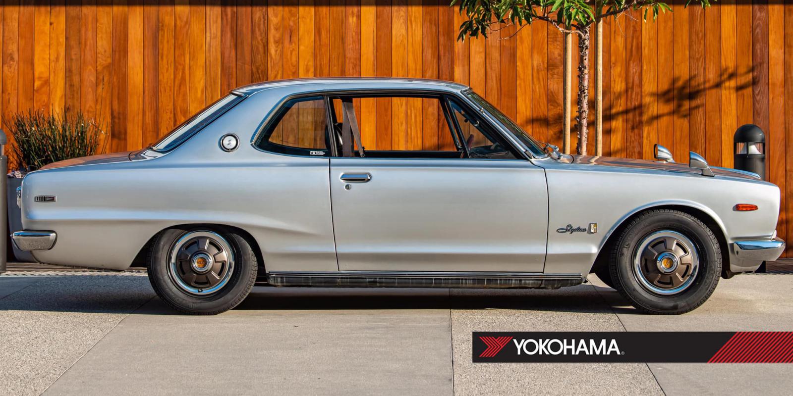 Φωτογραφία ενός Nissan Skyline GTX με ελαστικά Yokohama.Το 1957 η Νικ. Ι. Θεοχαράκης Α.Ε. ανέλαβε την εκπροσώπηση στην Ελλάδα των ελαστικών Yokohama. 