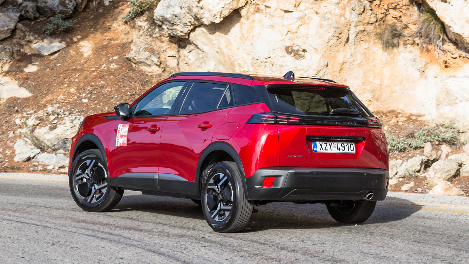 Το Peugeot 2008 στο δρόμο είναι λίγο πιο άνετο και επιδεικνύει ελαφρώς καλύτερα επίπεδα ποιότητας κύλισης μέσω της ρύθμισης της ανάρτησής του, ισορροπ