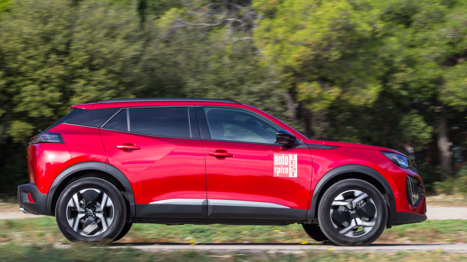 Το Peugeot 2008 που είναι αρκετά μεγαλύτερο (4,3 μ. έναντι 4,08 του Avenger) έχει πιο δυναμικό στυλ που στηρίζεται σαφέστατα στις έντονες γωνίες και α